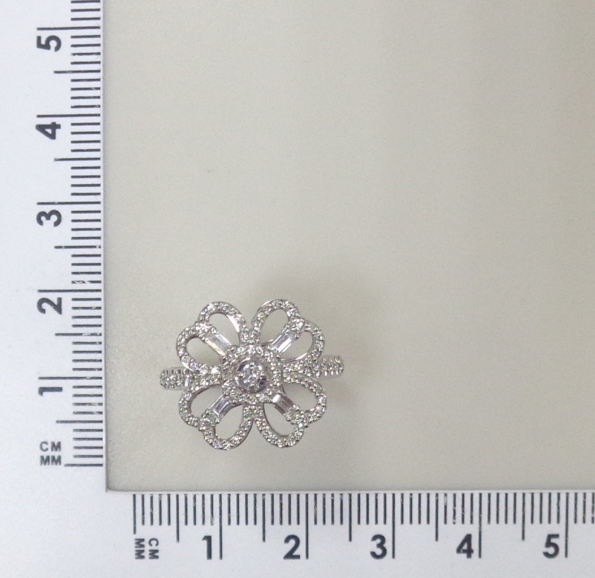 Кольцо из белого золота с бриллиантами "Цветок"